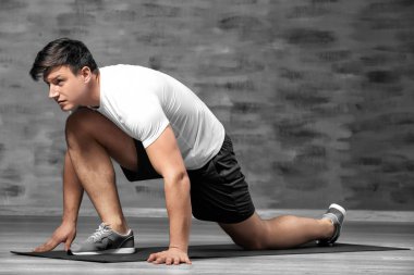 Genç yakışıklı sporcu