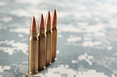 Kamuflaj arka plan üzerinde madde işaretleri