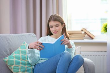 Kadın kitap okuyor.