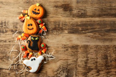 Cadılar Bayramı kurabiye ve jöleli şeker ahşap arka plan üzerinde