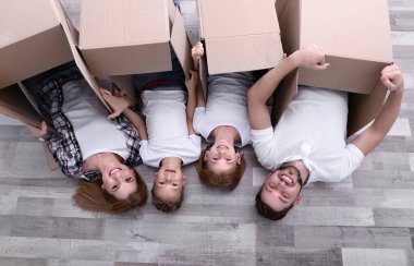 Karton kutular ile aile  