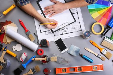 Pano ve kalem ile dekoratör'ın el