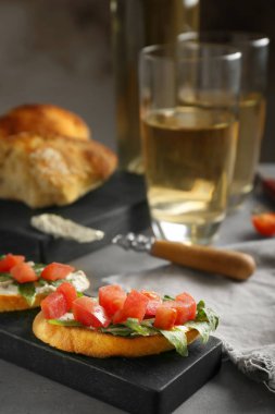 tost domates ve krem peynir ile