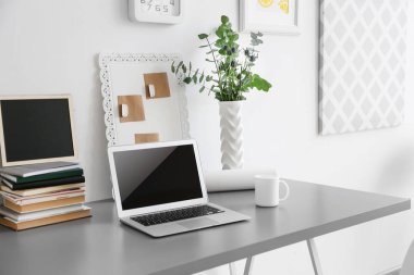 Dizüstü bilgisayar ile rahat çalışma alanı 