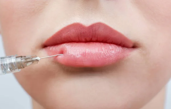 Mulher bonita recebendo injeção de enchimento nos lábios — Fotografia de Stock