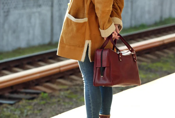 女人在火车站与袋 — 图库照片