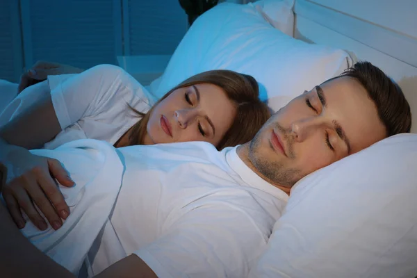 Jeune couple mignon au lit — Photo