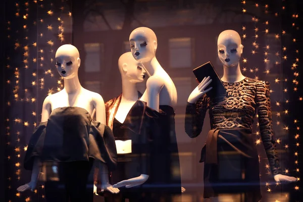 Fashion store showcase with mannequins — Stock Photo, Image