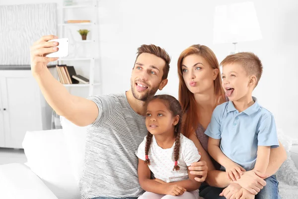 Szczęśliwa rodzina robi selfie — Zdjęcie stockowe
