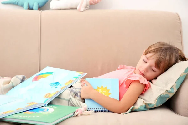Meisje slaapt met boek — Stockfoto