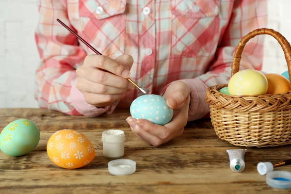 Mujer pintando huevos de Pascua —  Fotos de Stock