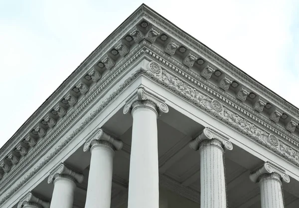 Building with columns in neoclassical style — Stock Photo, Image