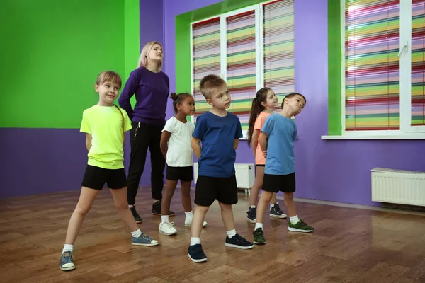 Insegnante di danza e bambini in classe di coreografia — Foto Stock