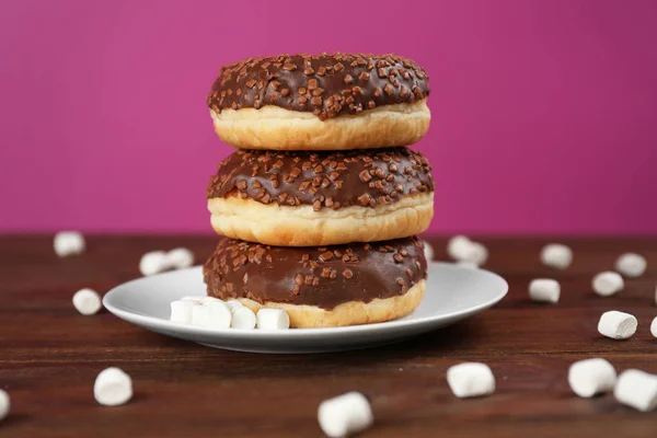 Stapel lekkere geglazuurde donuts — Stockfoto