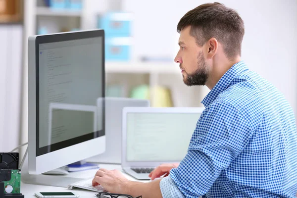 Schöner junger Programmierer arbeitet — Stockfoto