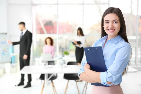 Geschäftsfrau mit Klemmbrett im Büro — Stockfoto