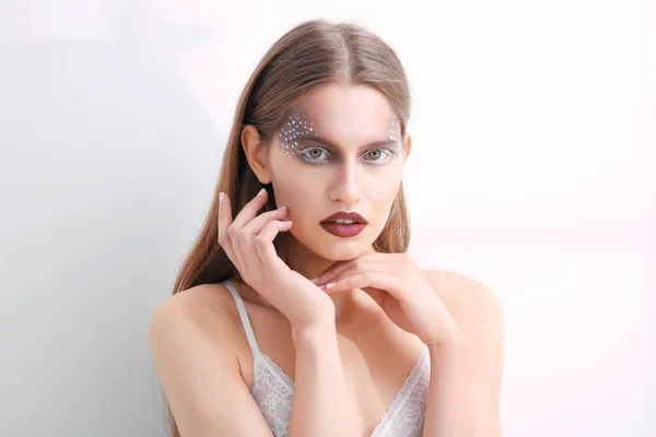 Jonge model met creatieve make-up — Stockfoto