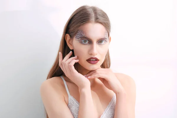 Ung modell med kreativ makeup — Stockfoto