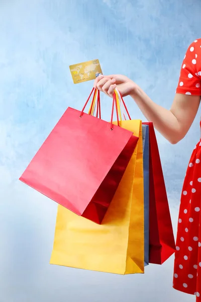 Mulher com sacos de compras e cartão de crédito — Fotografia de Stock