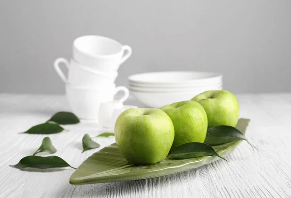 Leaf shaped dish with apples — Stock Photo, Image