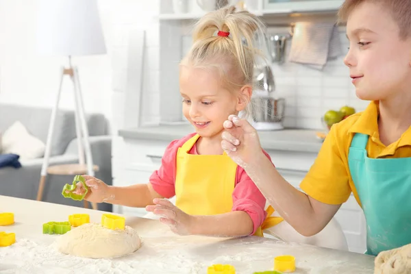 Маленькие дети делают тесто — стоковое фото