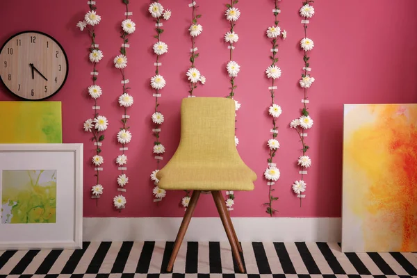 Zimmer mit Blumengirlanden dekoriert — Stockfoto