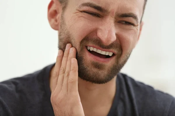 Homem bonito que sofre de dor de dente — Fotografia de Stock