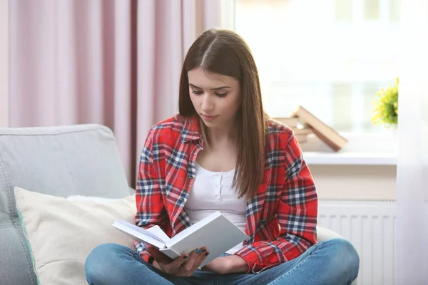 Mulher leitura livro — Fotografia de Stock