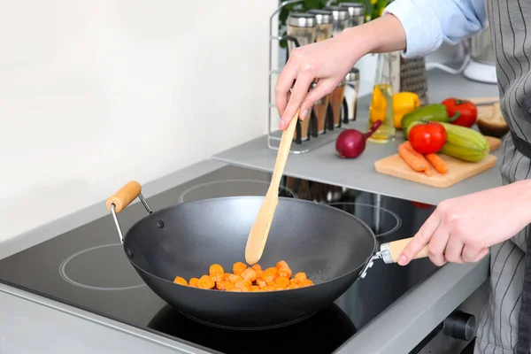 Woman mixing vegetables in pan — Stock Photo, Image