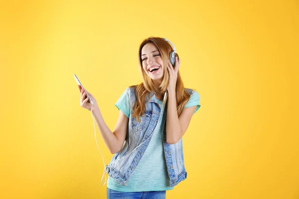 Hermosa joven escuchando música —  Fotos de Stock