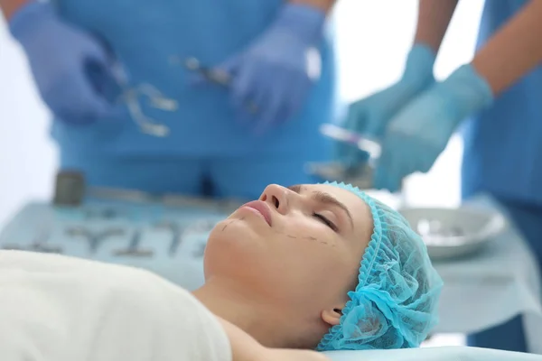 Jonge vrouw bij kliniek — Stockfoto