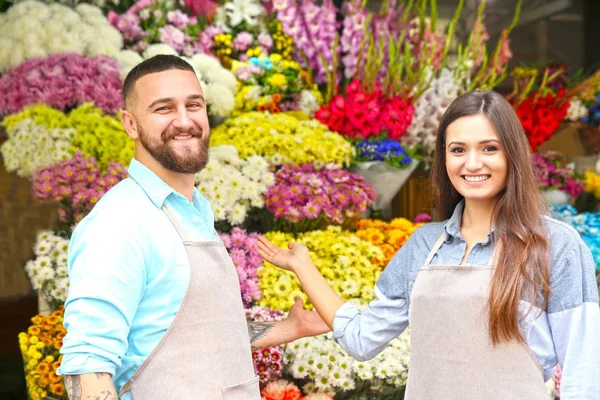 Manliga och kvinnliga florister — Stockfoto