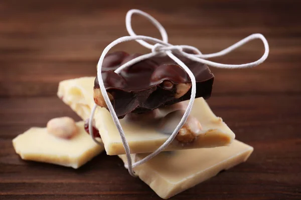 Chocoladestukjes met noten — Stockfoto