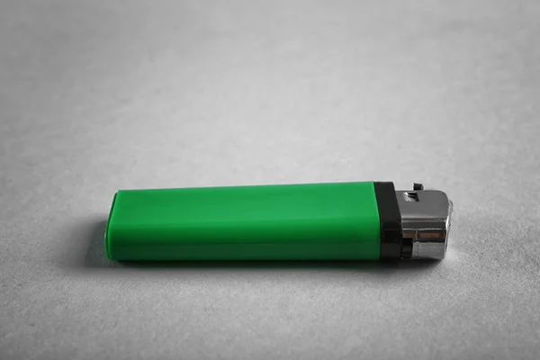 Isqueiro de cigarro verde em branco — Fotografia de Stock