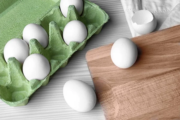 Råa ägg i paketet — Stockfoto