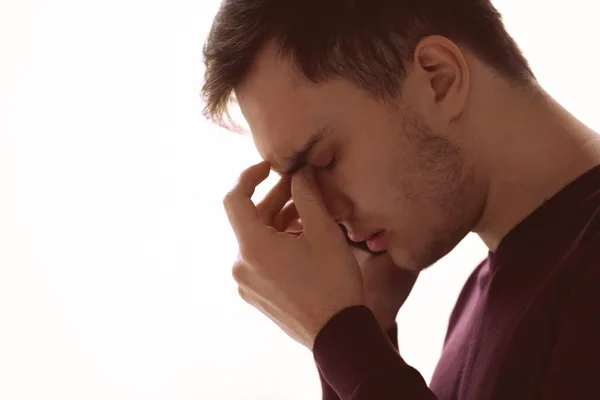 Schöner depressiver Mann telefoniert zu Hause — Stockfoto