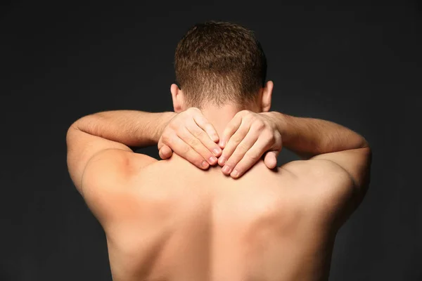 Hombre que sufre de dolor de cuello — Foto de Stock