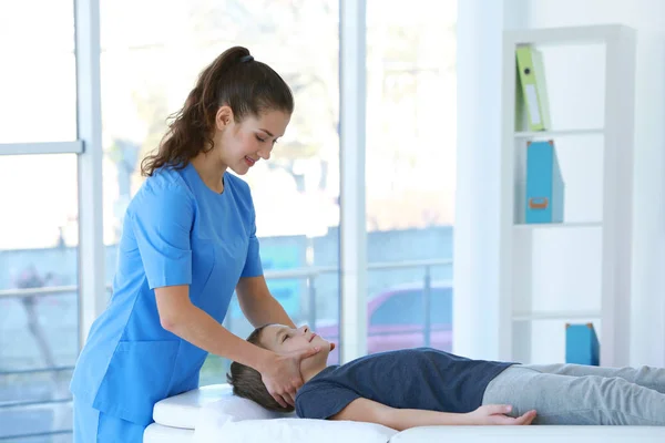 Fysiotherapeut werkt samen met patiënt in kliniek — Stockfoto