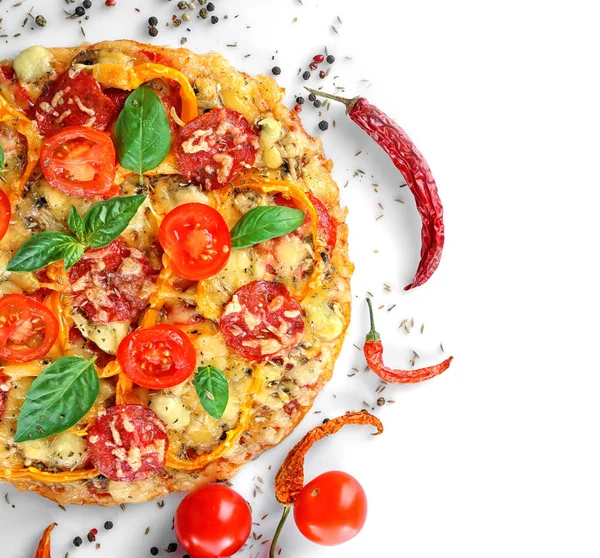 Sammansättningen av pizza, grönsaker och kryddor — Stockfoto