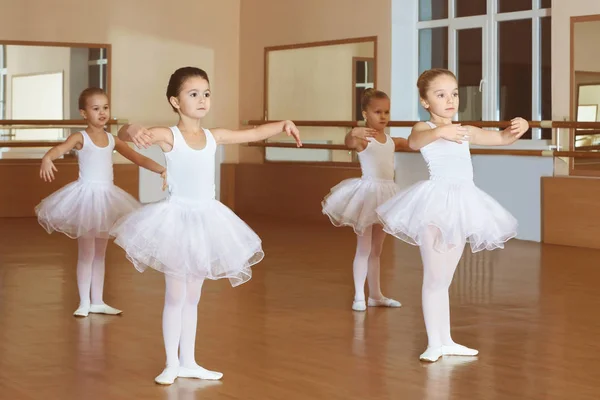 Groep van mooie meisjes voor het beoefenen van ballet in klasse — Stockfoto