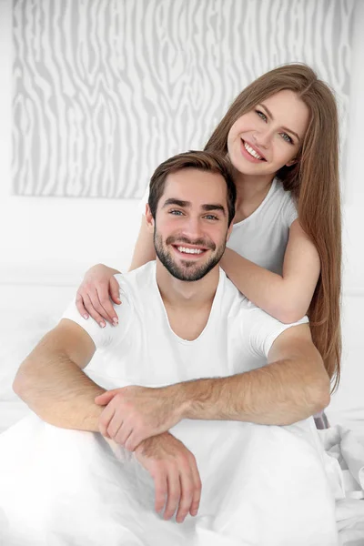 年轻可爱的夫妇，在床上 — 图库照片