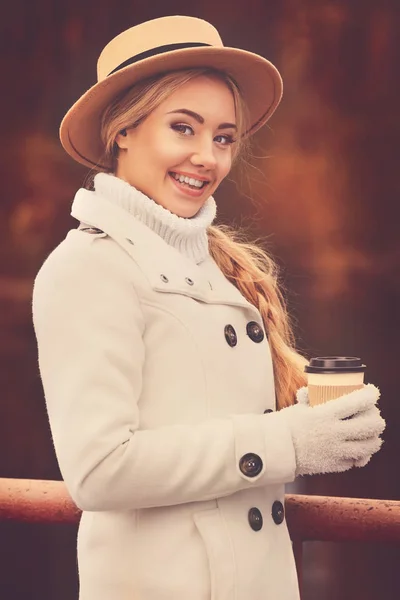 Belle fille avec café dans le parc d'automne — Photo