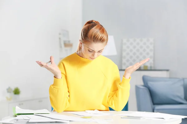 Jeune femme calcul des impôts — Photo