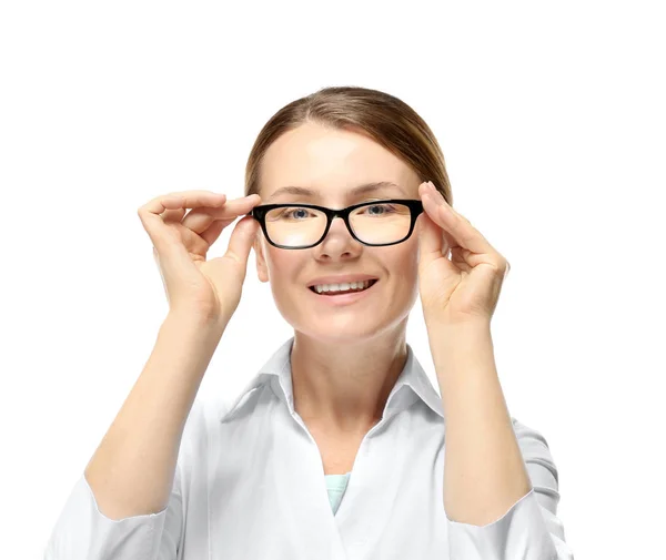 Jeune femme avec des lunettes sur fond blanc — Photo