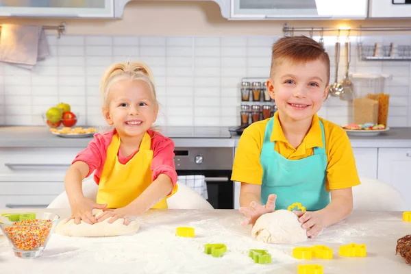 Bambini piccoli che fanno la pasta — Foto Stock