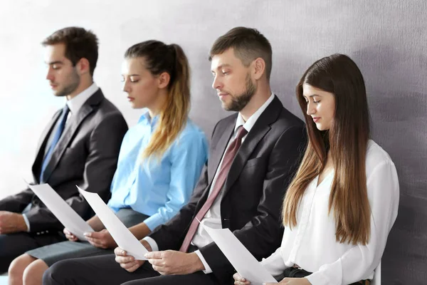 Gruppe junger Leute wartet drinnen auf ein Interview — Stockfoto