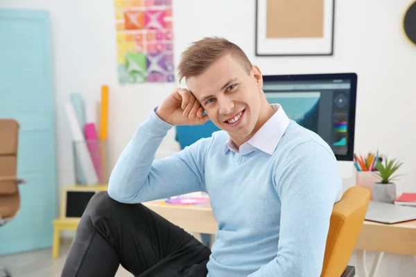 Joven diseñador en el lugar de trabajo — Foto de Stock