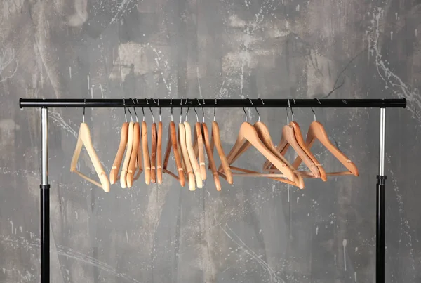 Kleiderstange mit Holzbügeln — Stockfoto