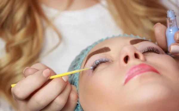 Mujer en el procedimiento cosmético en el salón —  Fotos de Stock