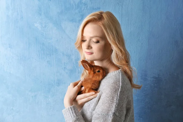 Niña sosteniendo conejo pequeño — Foto de Stock